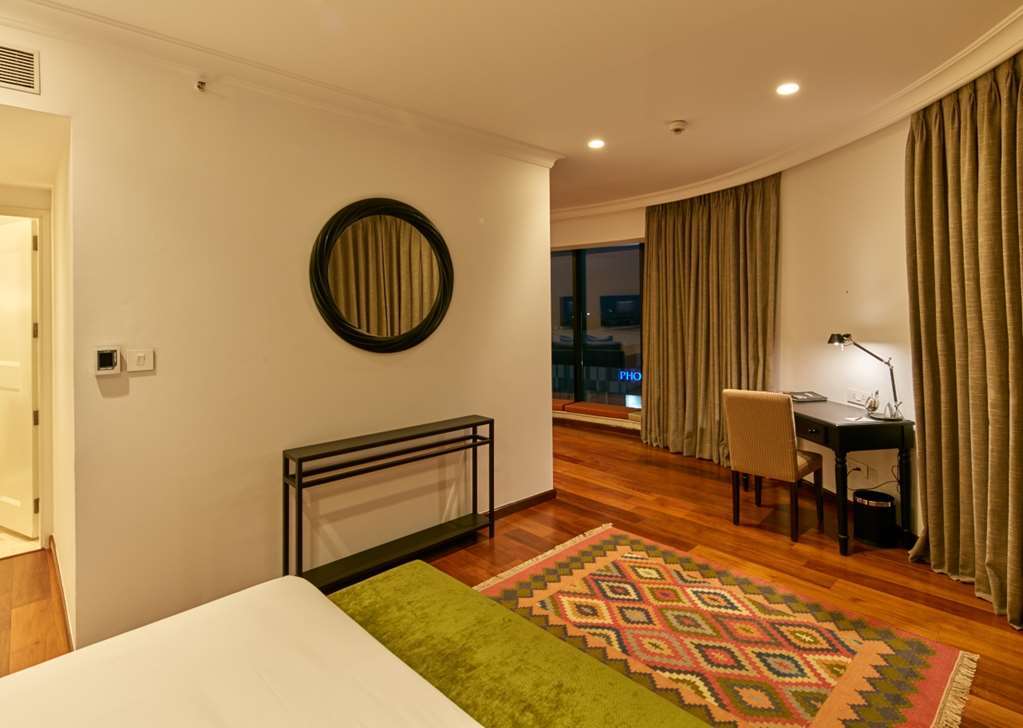 The Waverly Hotel & Residences Bangalore Room photo
